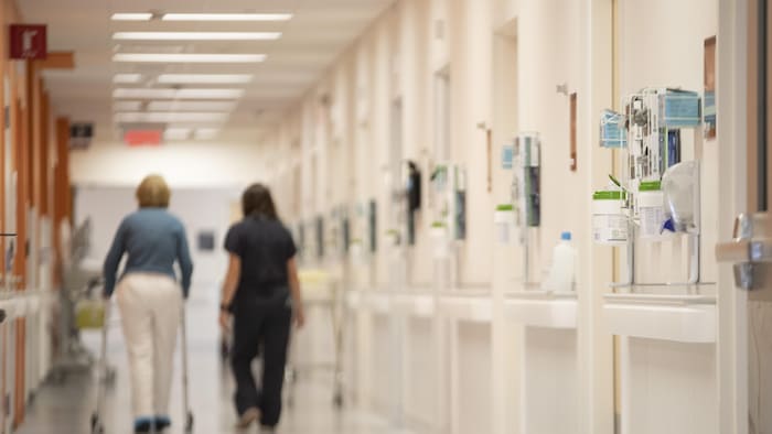 Un corridor d'hôpital. 