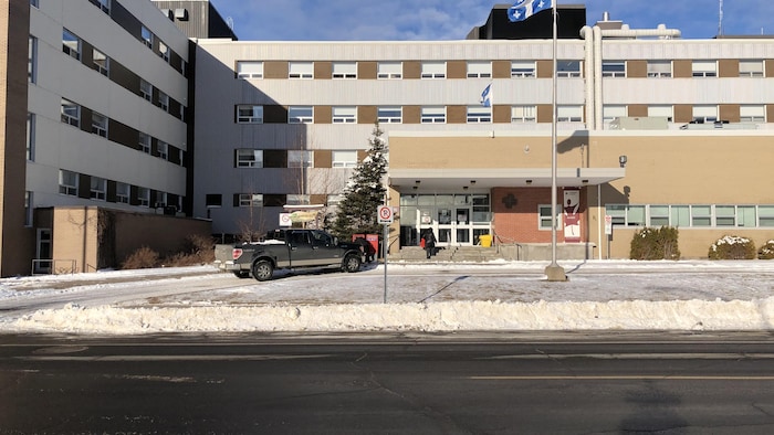 L'entrée principale de l'hôpital de Sept-Îles, en hiver.
