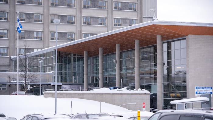 L'entrée principale de l'hôpital de Shawinigan en hiver, avec de la neige.