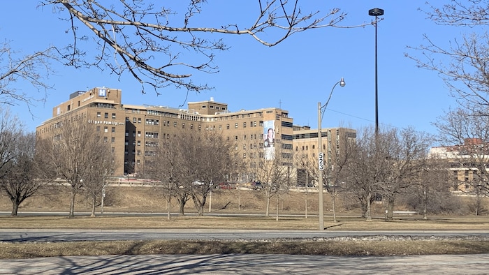 Le Centre de santé St. Joseph vue du boulevard Lake Shore.