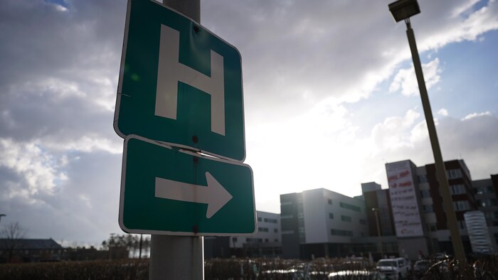 L'affiche H indique où se trouve l'hôpital, qu'on voit en arrière.