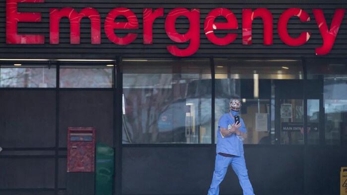 Un personnel soignant devant les urgences de l'Hôpital général de Vancouver.