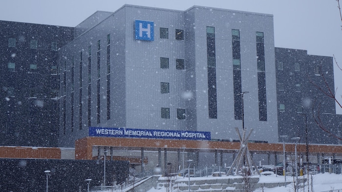 Le nouvel hôpital de Corner Brook pendant une journée enneigée.