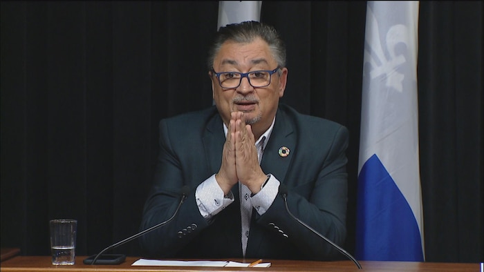 Horacio Arruda supplie la population d'écouter les directives du gouvernement lors d'une conférence de presse.