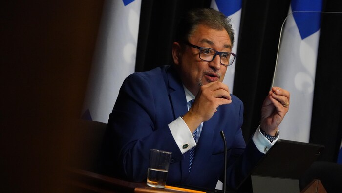 Le Dr Arruda en conférence de presse.