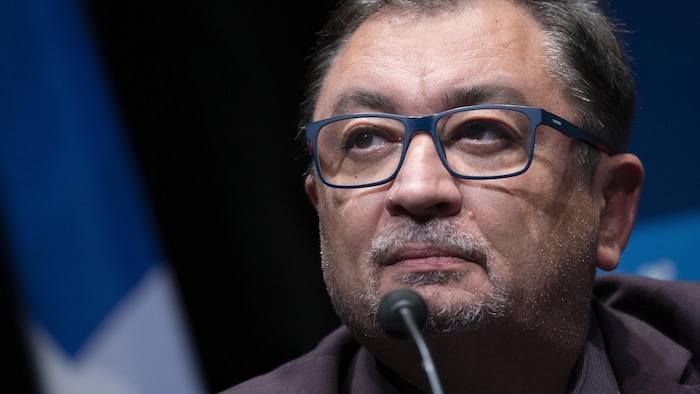 Le Dr Arruda en conférence de presse.