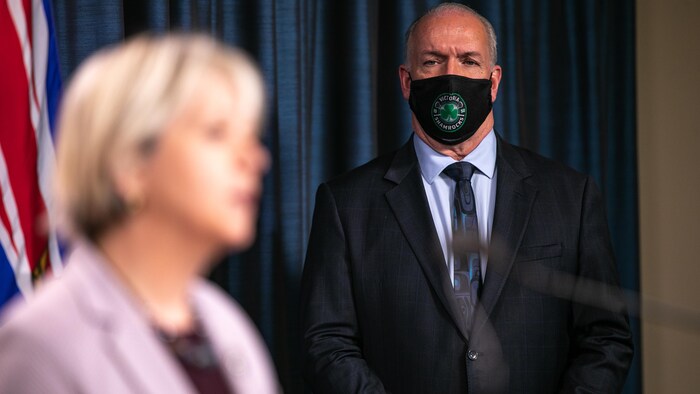 Le premier ministre et la médecin hygiéniste en chef de la Colombie-Britannique, John Horgan et Bonnie Henry.