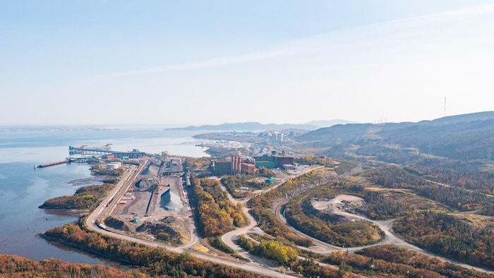 Des installations ferroviaires et portuaires sur le bord de la baie de Sept-Îles.