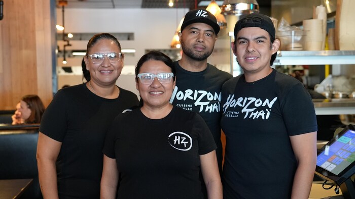 Jessica Garzon, Flor Garzon, Andri Fanomezamtsoa et Juan Garzon dans le restaurant Horizon Thai de Rouyn-Noranda. 