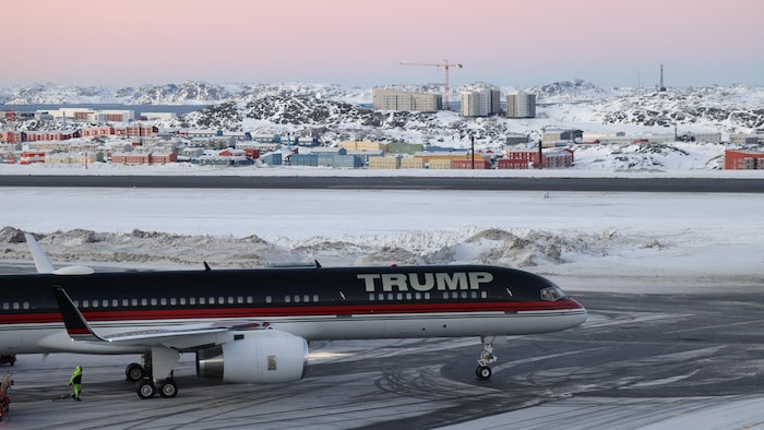 Un avion qui porte l'inscription Trump circule sur une piste d'atterrissage devant un paysage enneigé le 7 janvier 2025.