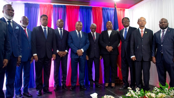 Les membres du nouveau conseil présidentiel de transition en Haïti posent pour la photo après avoir prêté serment le 25 avril 2024. 