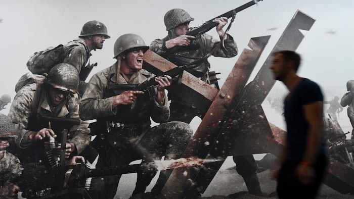 Affiche du jeu « Call of Duty: WWII » montrant des soldats de la Deuxième Guerre mondiale. 