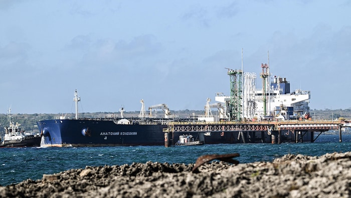 Le pétrolier russe Anatoly Kolodkin accoste au terminal pétrolier du port de Matanzas, dans le nord-ouest de Cuba, le 31 mars 2026.