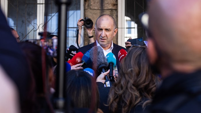 Rumen Radev s'adresse aux médias après avoir voté à Sofia, le 19 avril 2026. 