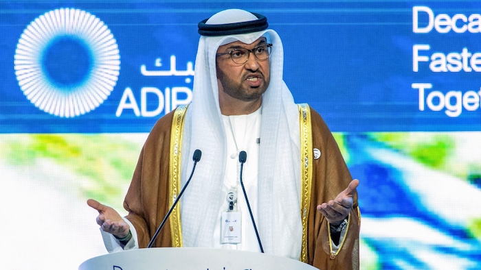 Le président de la COP28, Sultan Ahmed Al-Jaber, parle dans un micro lors d'une allocution.
