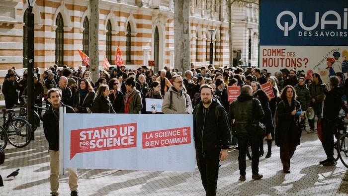 Une manifestation organisée à Toulouse, en France, en appui aux scientifiques américains.