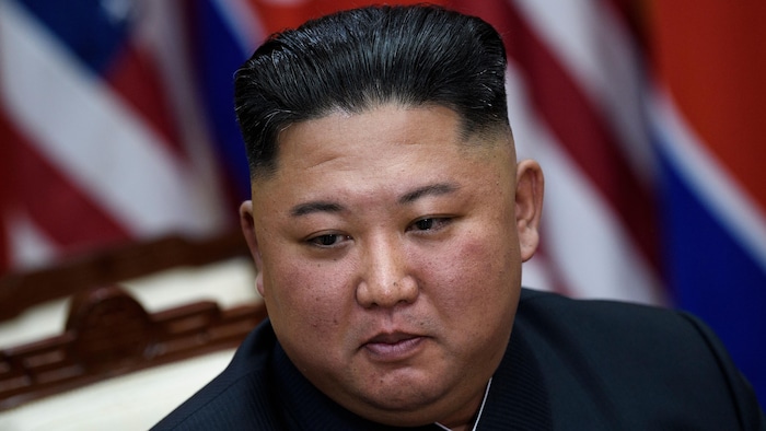 Gros plan sur le visage de Kim Jong-un.