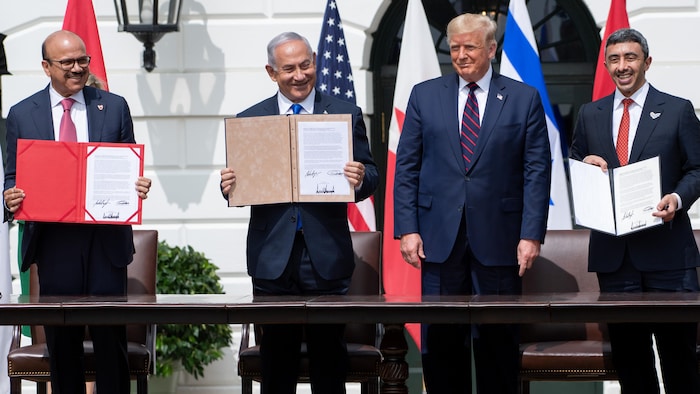  Abdullatif Al-Zayani, ministre des Affaires étrangères de Bahreïn, Benyamin Nétanyhou, premier ministre d'Israël, Donald Trump, président des États-Unis, et Abdullah ben Zayed Al-Nahyan, ministre des Affaires étrangères des Émirats arabes unis, le 15 septembre 2020 à la Maison-Blanche, à Washington.