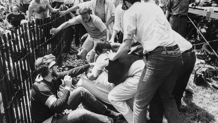 De jeunes hommes se battent (image en noir et blanc).