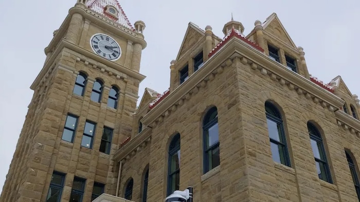 L'horloge historique montée sur le bâtiment de l'hôtel de ville de Calgary.