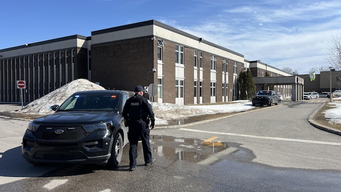 Des voitures de police stationnées devant l'école Hormisdas-Gamelin.