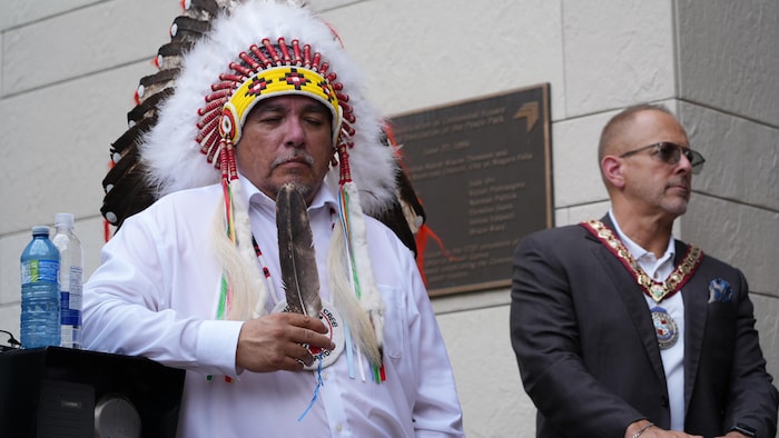 Le chef de la Première Nation de Kashechewan, Hosea Wesley (à gauche) et le maire de Niagara Falls, Jim Diodati (à droite).