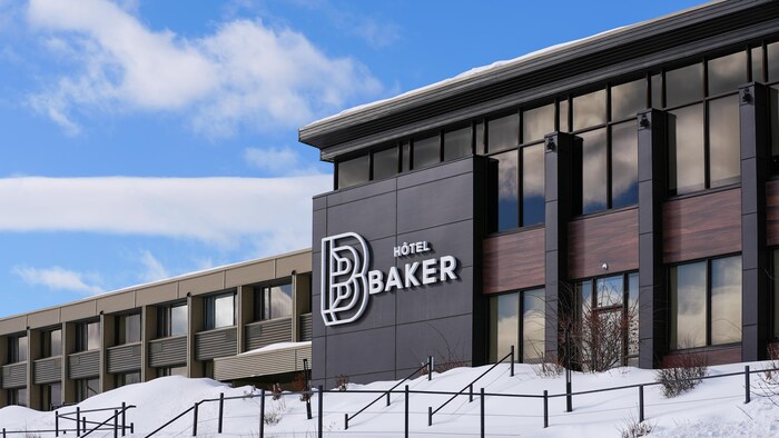 Façade de l'hôtel Baker en hiver.