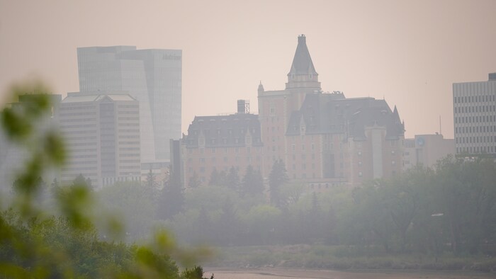 L'hôtel Bessborough de Saskatoon, en Saskatchewan, dans un nuage de smog causé par les feux de forêt, le 20 mai 2023.