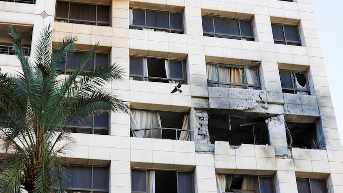 Le bâtiment endommagé de l'hôtel Ramada Plaza à la suite d'une frappe israélienne, dans le centre de Beyrouth, au Liban, le 8 mars 2026. 