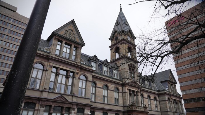 Le bâtiment en hiver.