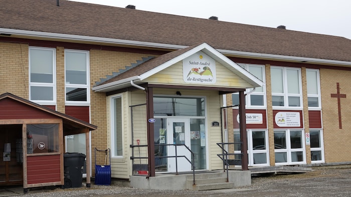 Devanture du bâtiment municipal qui abrite, entre autres, l'hôtel de ville de Saint-André-de-Restigouche.
