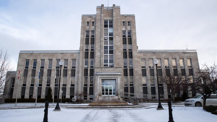 L'hôtel de ville de Shawinigan à l'extérieur.