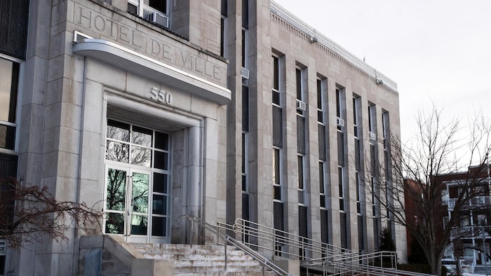 L'hôtel de ville de Shawinigan vu de l'extérieur.
