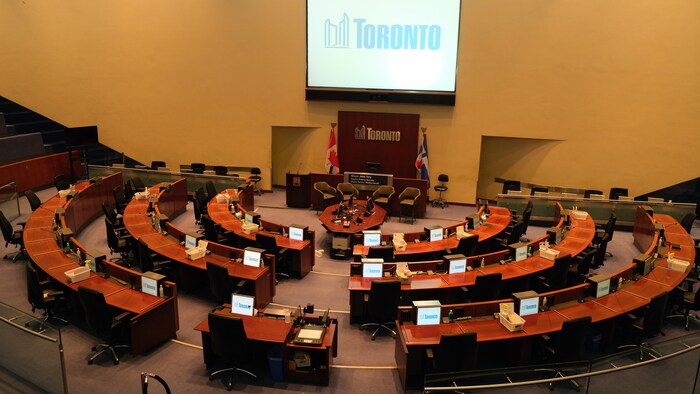 La salle du conseil, à l'hôtel de ville de Toronto.