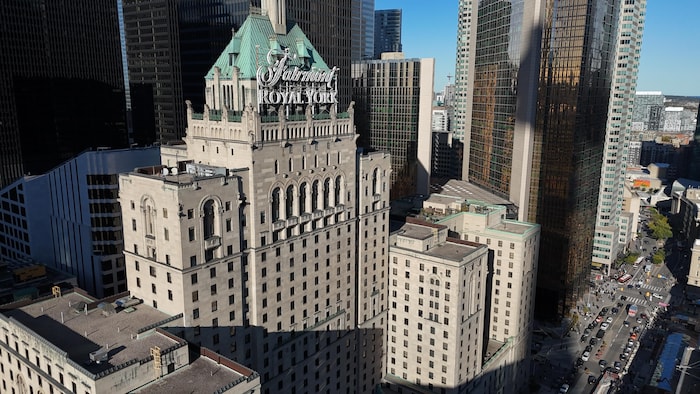 Images aériennes de l'hôtel Fairmont Royal York sur la rue Front à Toronto