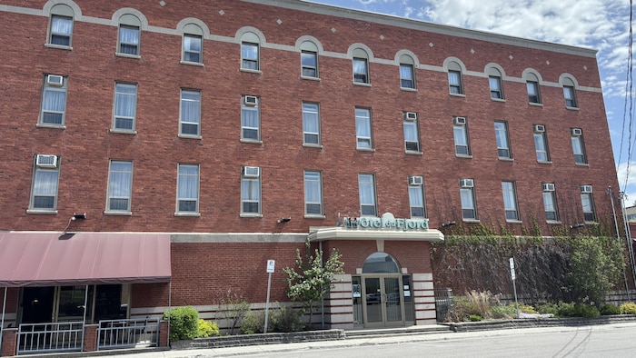 L'hôtel du Fjord sur la rue Racine à Chicoutimi.