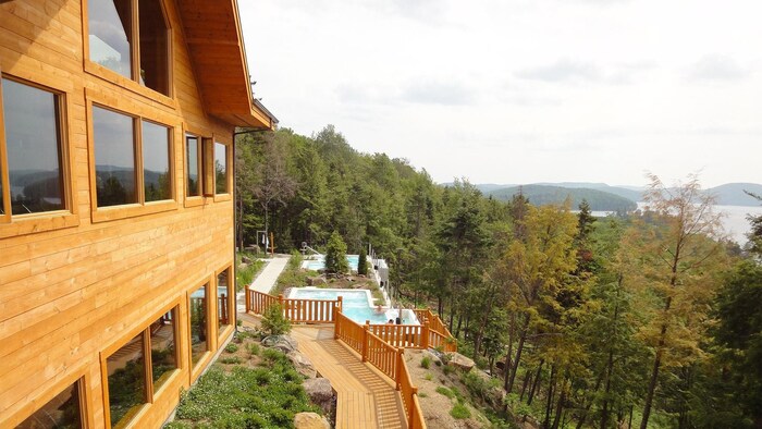 Une vue aérienne de l'Hôtel Sacacomie.