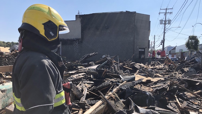 Un pompier devant les ruines de l'hôtel.