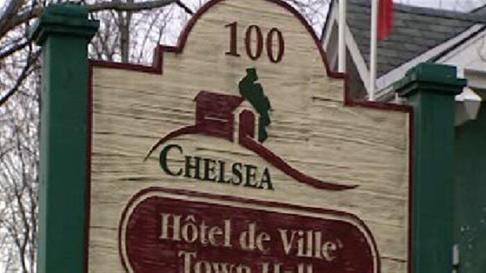 Une pancarte qui indique l'hôtel de ville de Chelsea.