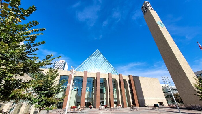 Façade de l'hôtel de ville d'Edmonton, le 6 octobre 2021.