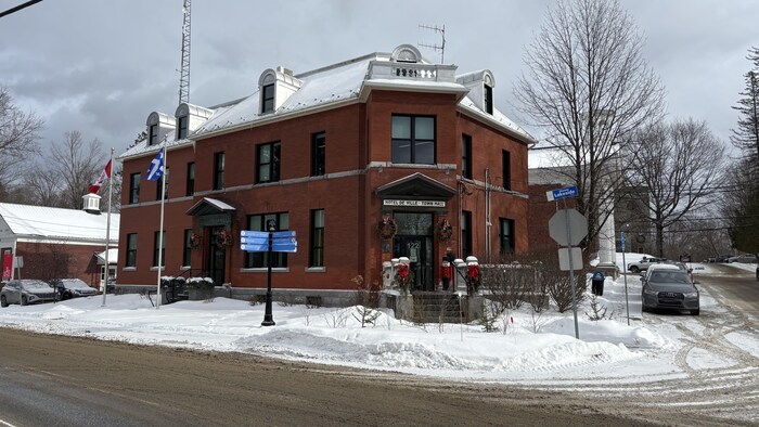 L'Hôtel de ville de Lac-Brome en hiver.