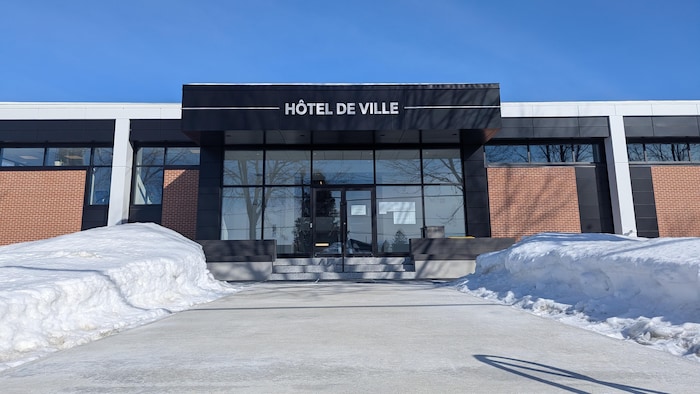 Façade l'hôtel de ville en hiver.