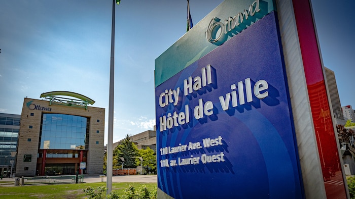 Un écriteau où il est écrit : hôtel de ville, 110 av Laurier Ouest. Dans les deux langues officielles. 