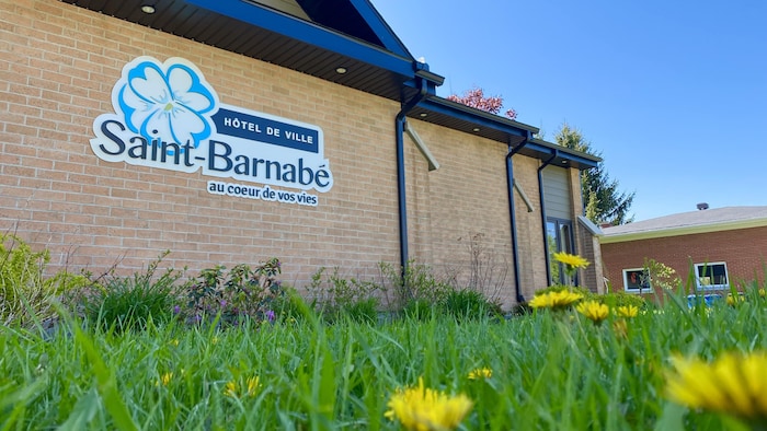 L'enseigne de la municipalité de Saint-Barnabé sur le mur de son hôtel de ville.