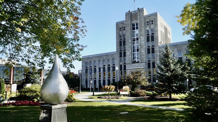 La façade et la devanture de l'hôtel de ville de Shawinigan, avec la sculpture représentant une goutte d'eau.