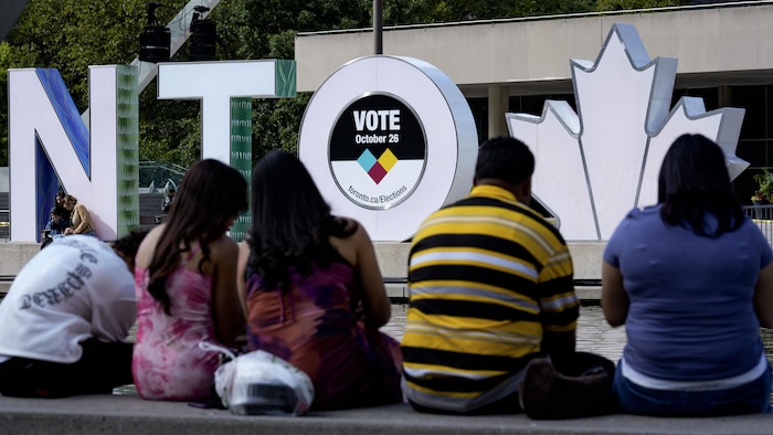 Le signe de Toronto rappelle aux gens de voter le 26 octobre prochain.