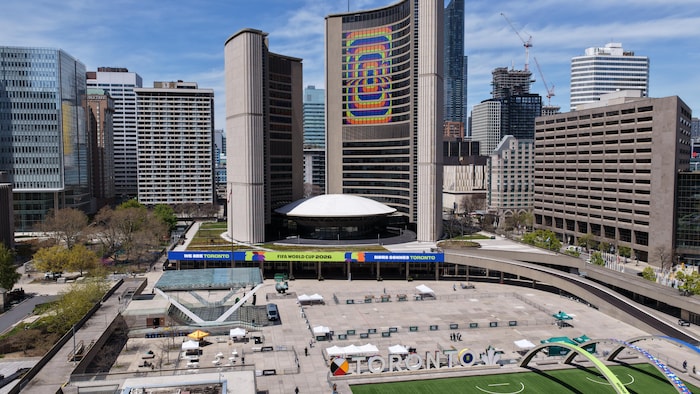 L’hôtel de ville de Toronto et la place Nathan Phillips aux couleurs de la Coupe du monde de la FIFA 2026, le 12 mai 2026.