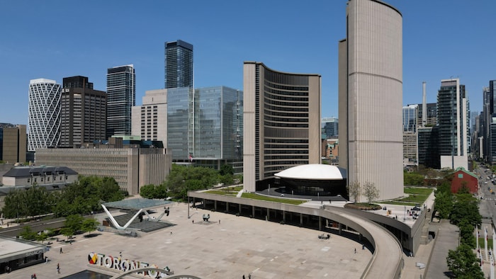 Images aériennes (prises par drone) de l’hôtel de ville de Toronto et de la place Nathan Phillips par une matinée au printemps.