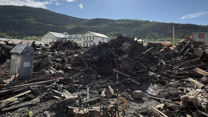 Un pile de débris brûlés.
