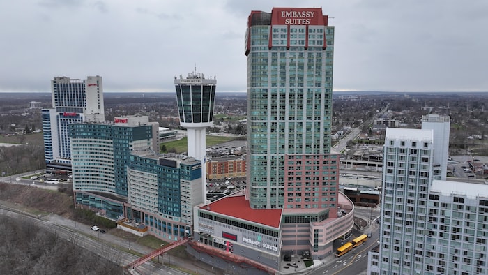 Images aériennes (par drone) des nombreux hôtels et casinos entourant les chutes du Niagara, en Ontario, au début du printemps. Prise de vue le 5 avril 2024.